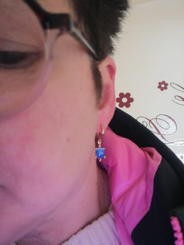 Customer photo review of Blue Tortoise Huggie Ohrringe 14K Vergoldet