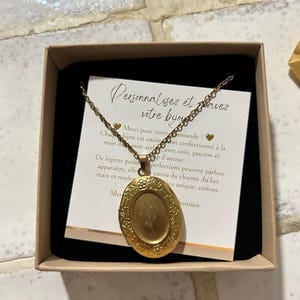 Customer photo review of Collier photo personnalisé médaillon ovale motif fleur gravé acier inoxydable
