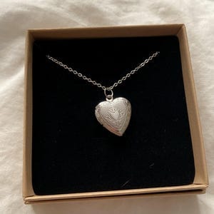 Customer photo review of Collier photo personnalisé médaillon coeur motif gravé acier inoxydable