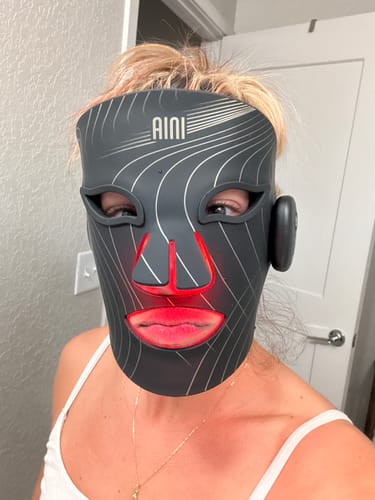 Customer photo review of INIA GLOW Wireless Red Light Therapy Mask