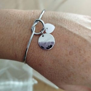 Customer photo review of Bracelet jonc personnalisé médaille gravée breloque nacre