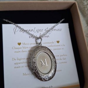 Customer photo review of Collier photo personnalisé médaillon ovale motif fleur gravé acier inoxydable