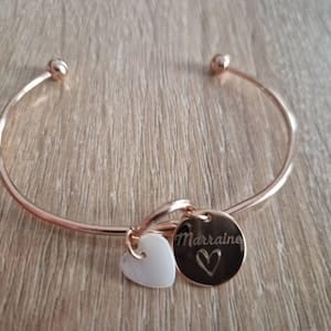 Customer photo review of Bracelet jonc personnalisé médaille gravée breloque nacre