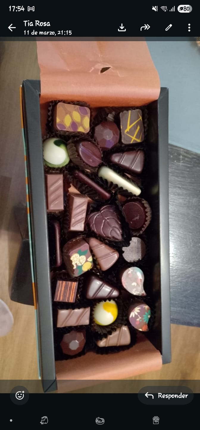 Customer photo review of Caja 25 Bombones