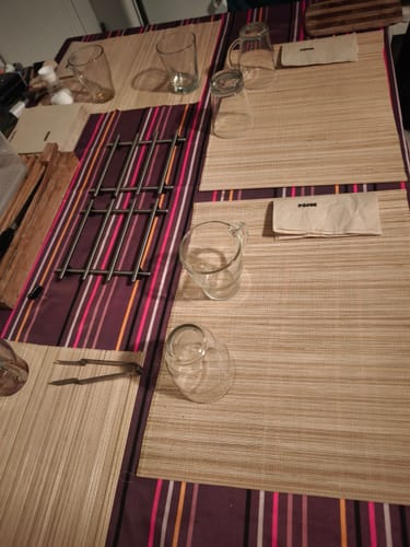 Photo d'un client montrant les serviettes recyclées pliées sur une table dressée.