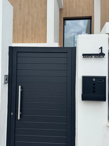 Customer photo review of Número de casa y texto moldeado modelo Line 02 en Aluminio