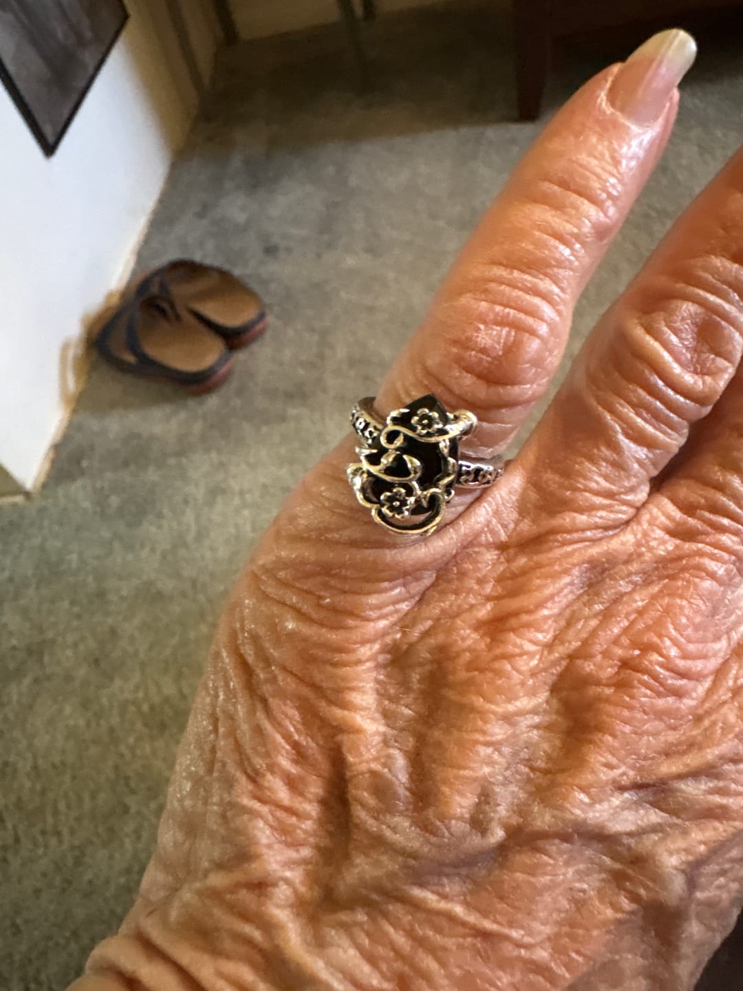 Customer photo review of Vintage Vine Black Agate Ring (Light Luxury Niche Dark Style Band)