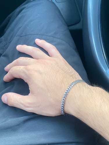 Cliente muestra de cerca su Pulsera Miami Cuban de 5mm en la muñeca.