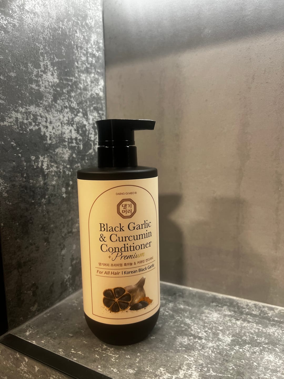 Customer photo review of Премиум анти-ейдж шампоан против косопад с Черен чесън и куркумин Doori Black Garlic and Curcumin Shampoo