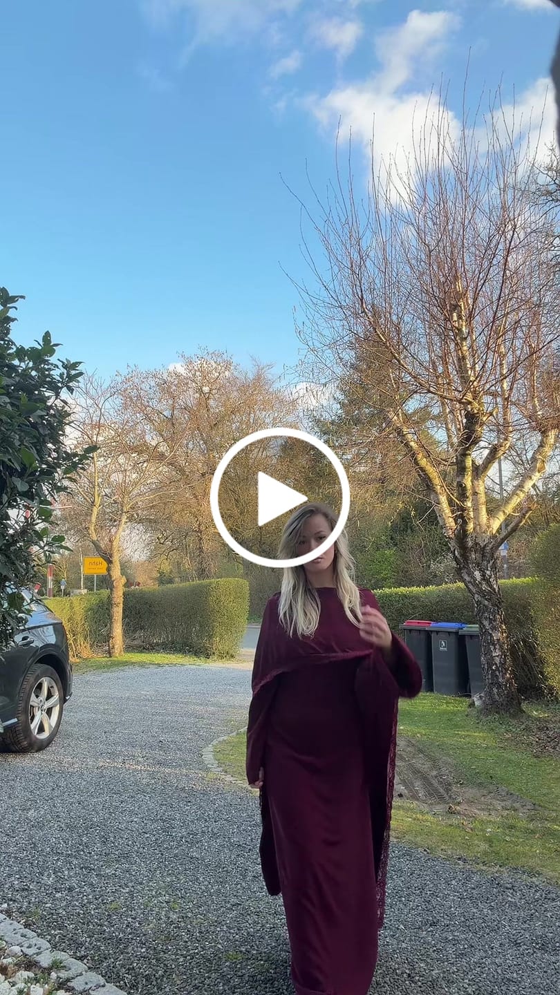 Customer video review of Ranya Abendkleid