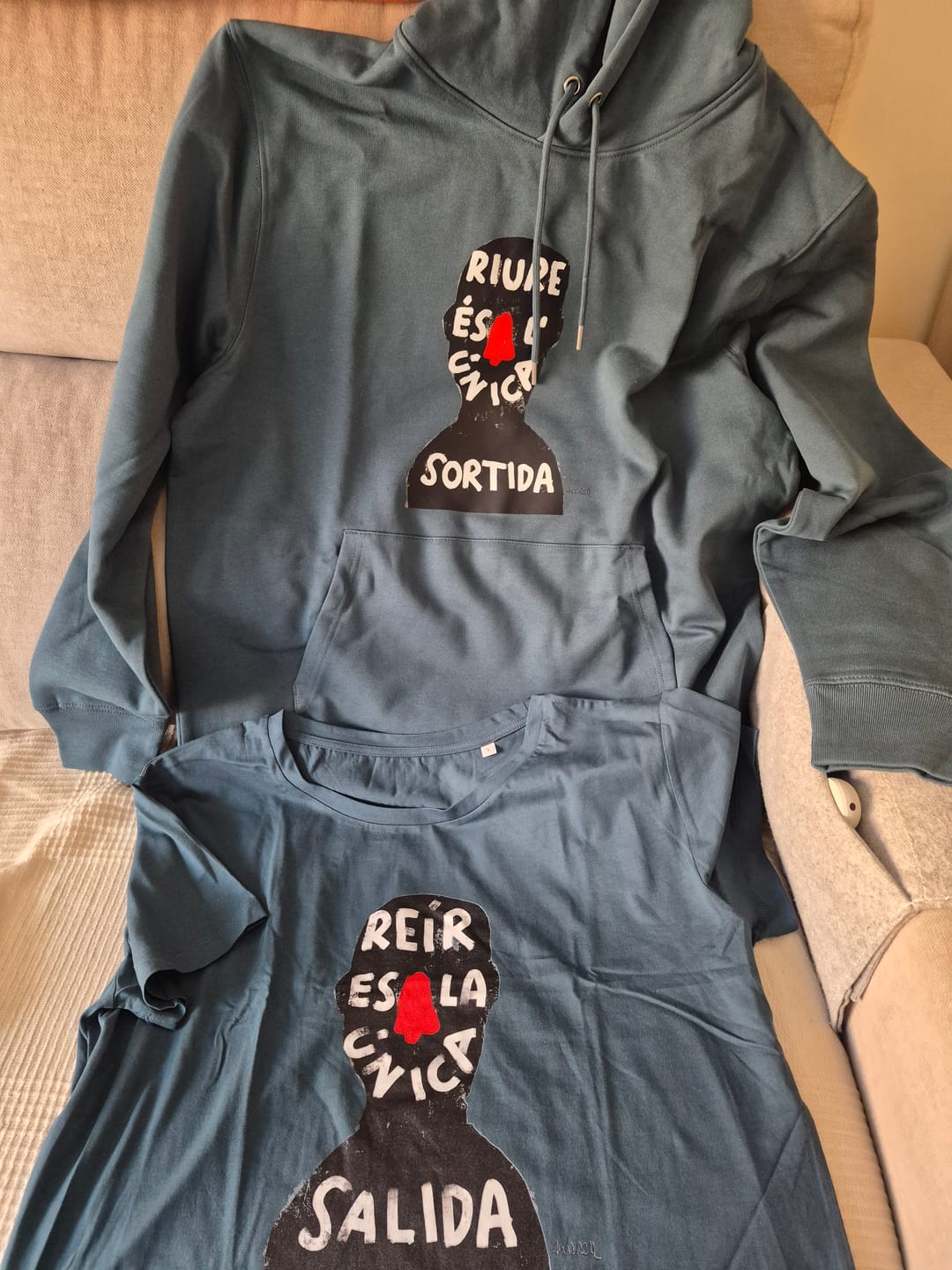 Customer photo review of Dessuadora "Riure és l'única sortida"