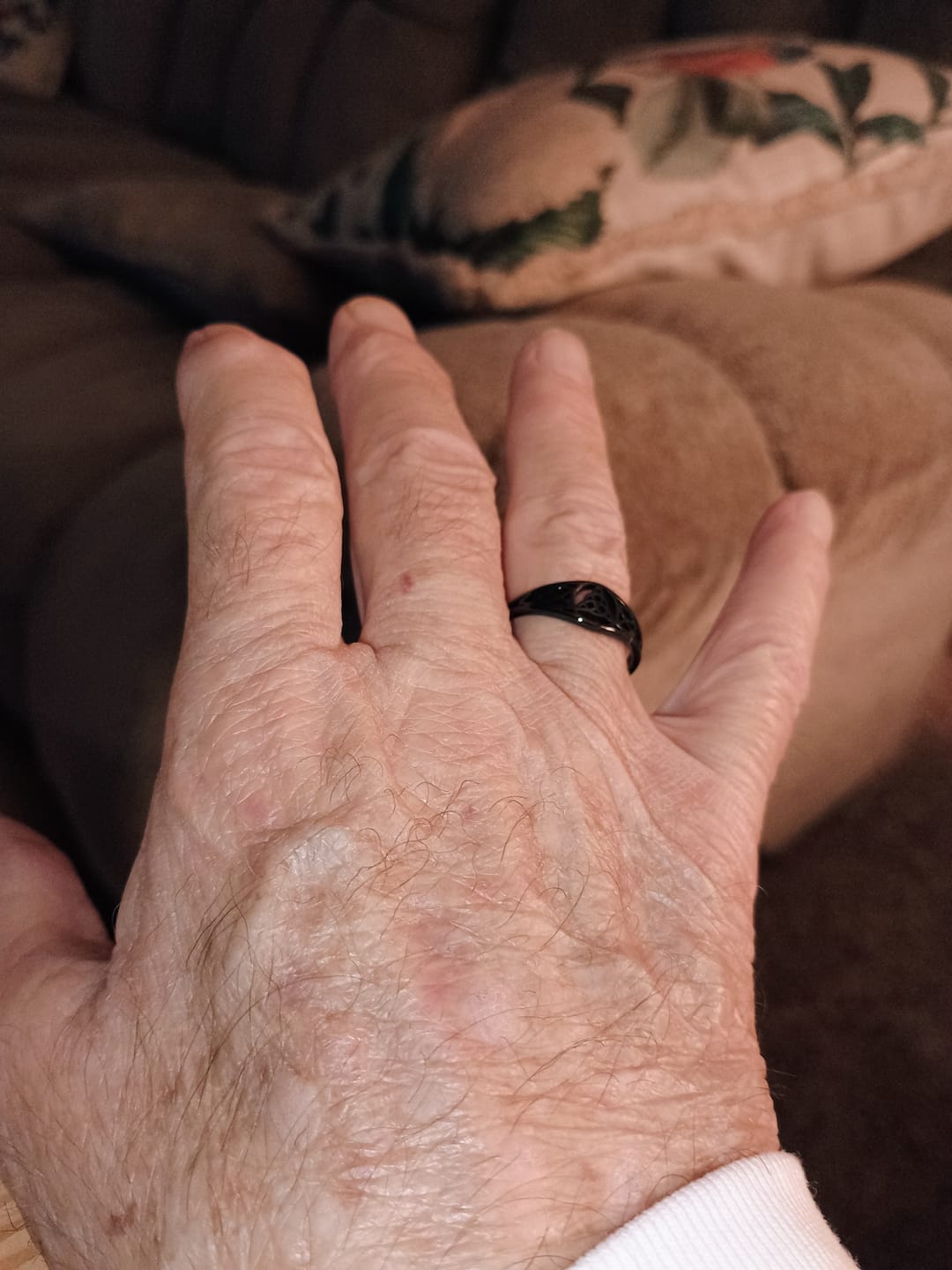 Customer photo review of Titanium Steel Celtic Knot Hollow Ring (Retro Ethnic Style)