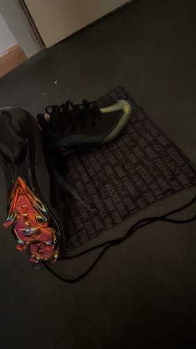 Avis photo d'un client sur Vapor 16 Air Max 95 FG - Noir/Solar Red