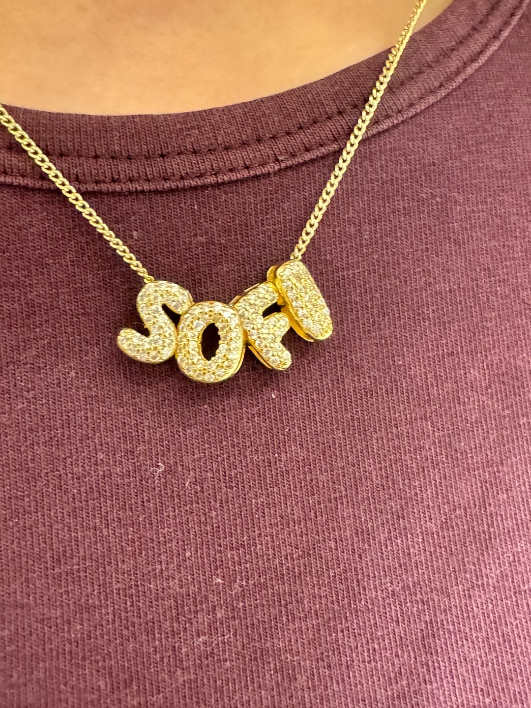 Customer photo review of Personaliza Tu Collar Inicial Mini Bubble Dorado Zirconias