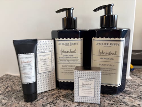 Recensent toont de Istanbul Bosphorus Hand & Bodylotion samen met andere producten uit dezelfde lijn.