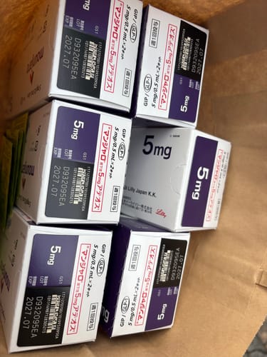 購入者のレビュー写真。「マンジャロ5mg」の箱が紙袋に複数入っている様子。