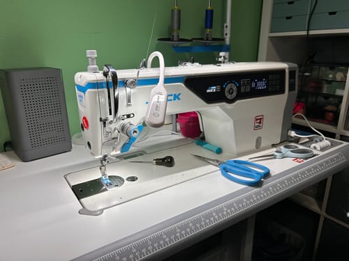 Customer photo review of JACK A5E-B (A.M.H 2) AI Material Recognition Unlock the Potential of All Fabrics Single Needle Direct Drive Fully Automatic Drop Feed Lockstitch Industrial Sewing Machine Complete Assembled with Table and Stand Included