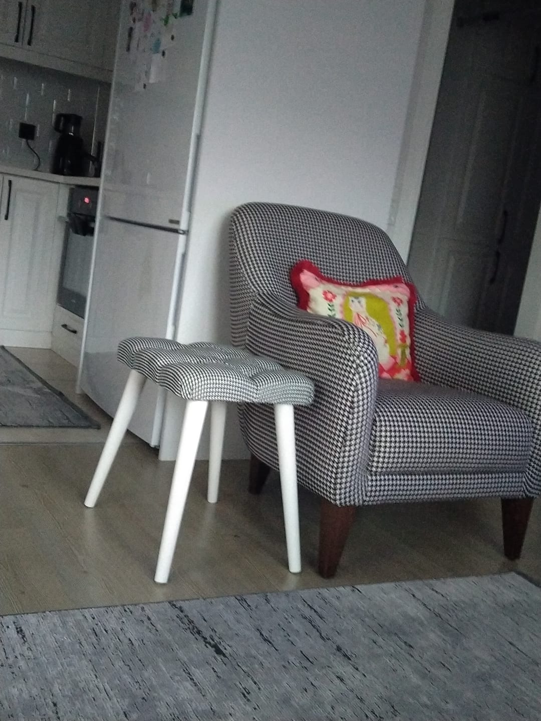 Customer photo review of Rani BM101 Puf Ahşap Ayaklı Tabure Siyah - Beyaz Kazayağı Desenli