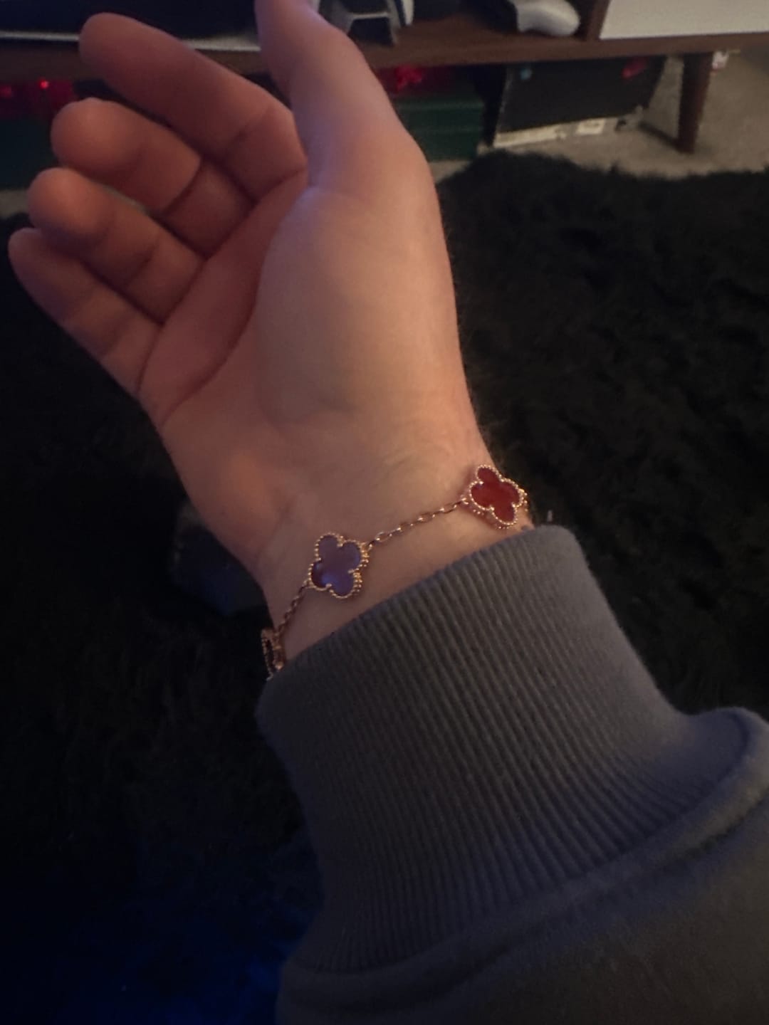 Customer photo review of 15mm carnelian 5 motifs clover bracelet with 18k gold plated 7.5 inches