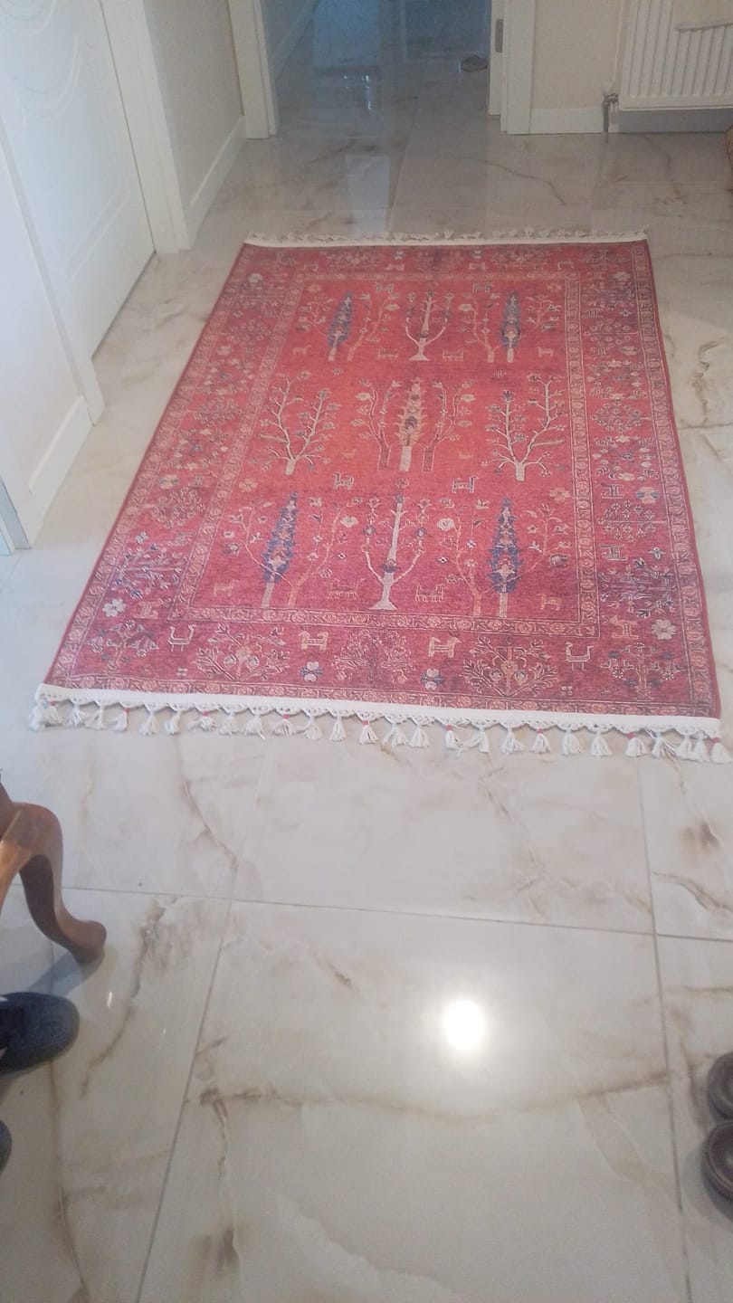 Customer photo review of Kırmızı Eskitme Klasik Halı | Yıkanabilir | Kaymaz Taban | Pati Dostu