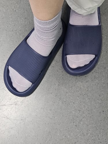 Customer photo review of HappyFlops