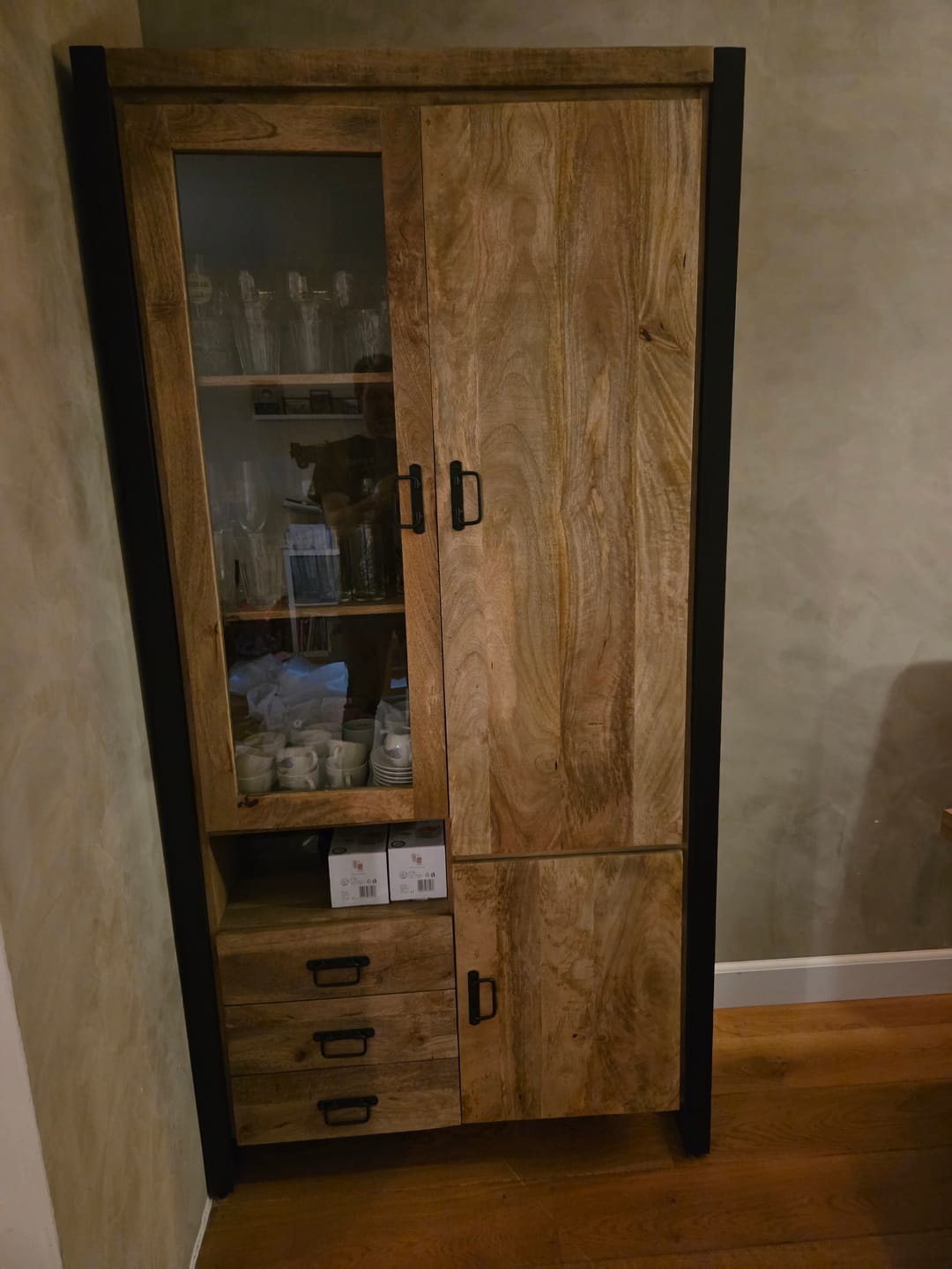 Customer photo review of Vitrinekast Britt - Deur links - Mangohout en Staal