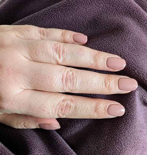 Kundenbild einer Hand mit aufgetragenen, dezenten Vintage Roses UV-Gel-Nagelfolien in einem Rosé-Ton.