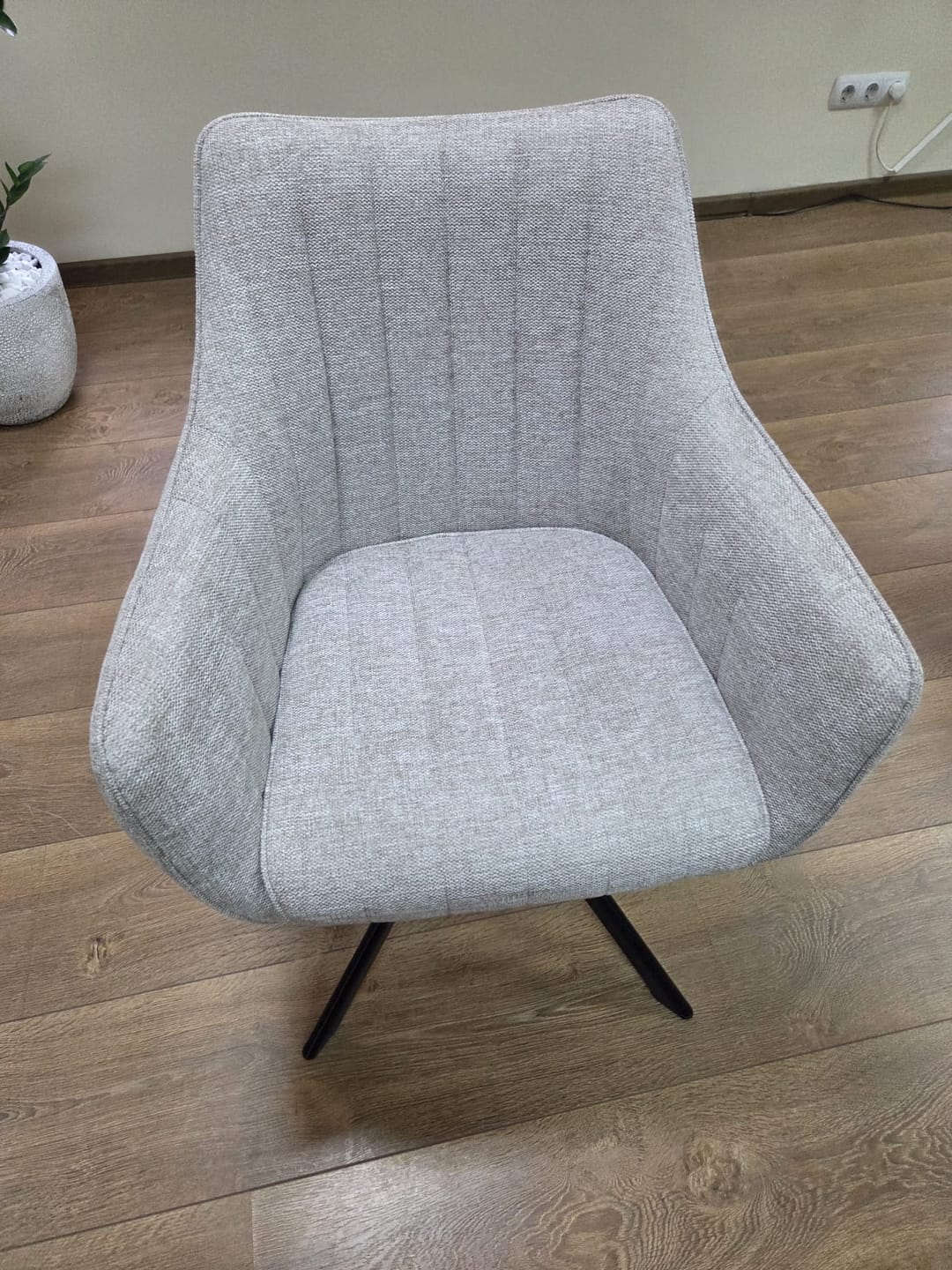 Customer photo review of Scaun rotativ AZALIA, bej/negru, stofa clasica/metal, 61x44x86 cm