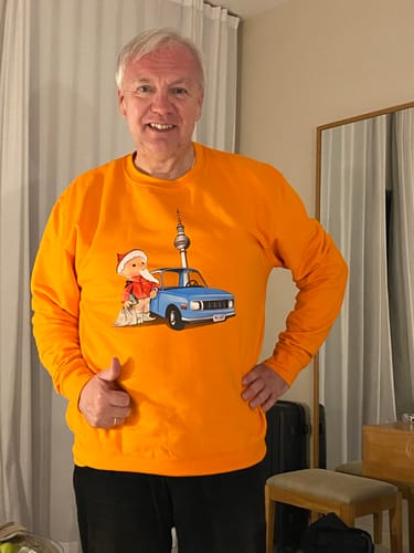 Customer photo review of DDR Ostalgie Pullover Unisex • UNSER SANDMÄNNCHEN - MIT WARTBURG IN BERLIN (PU-325)