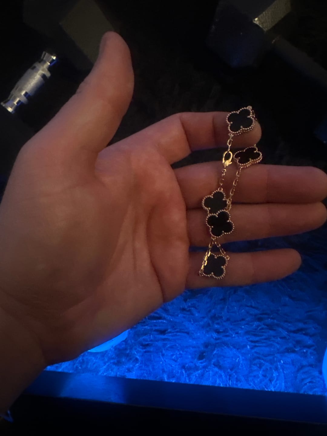 Customer photo review of 15mm Onyx 5 motifs clover bracelet with 18k gold plated 7.5 inches