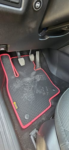 Opinia klienta: czarny dywanik samochodowy z czerwoną lamówką, dopasowany do podłogi po stronie kierowcy.