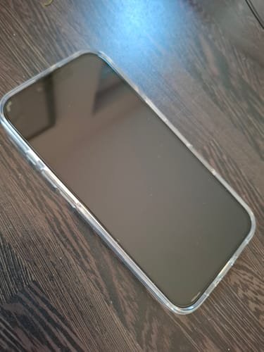 Kundenfoto eines iPhones mit der angebrachten 3-in-1-Schutzfolie in einer durchsichtigen Hülle.