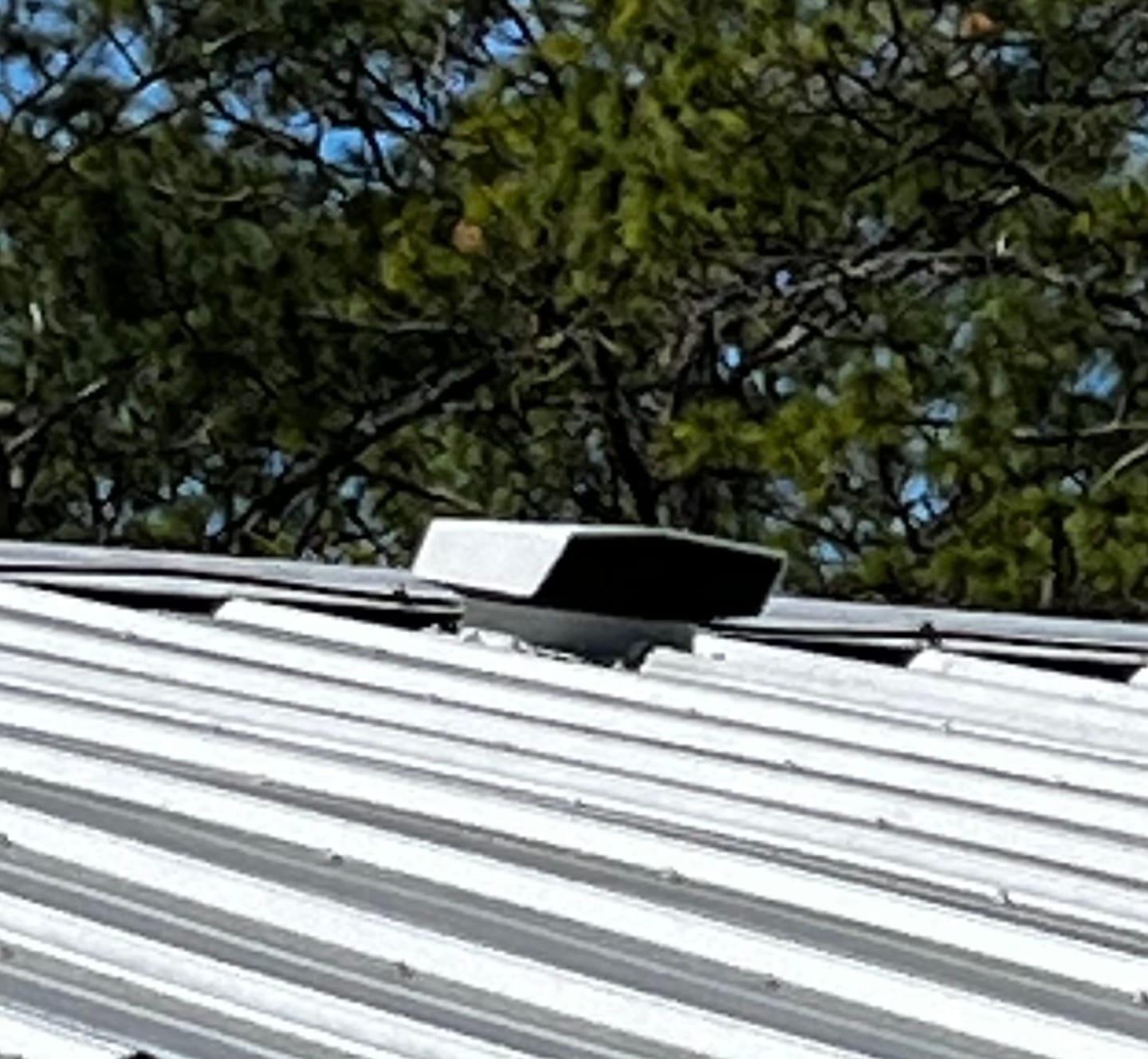 Customer photo review of Attic vent Ivent FLOW – Metal 1 ¼ Rib Profile Installation
