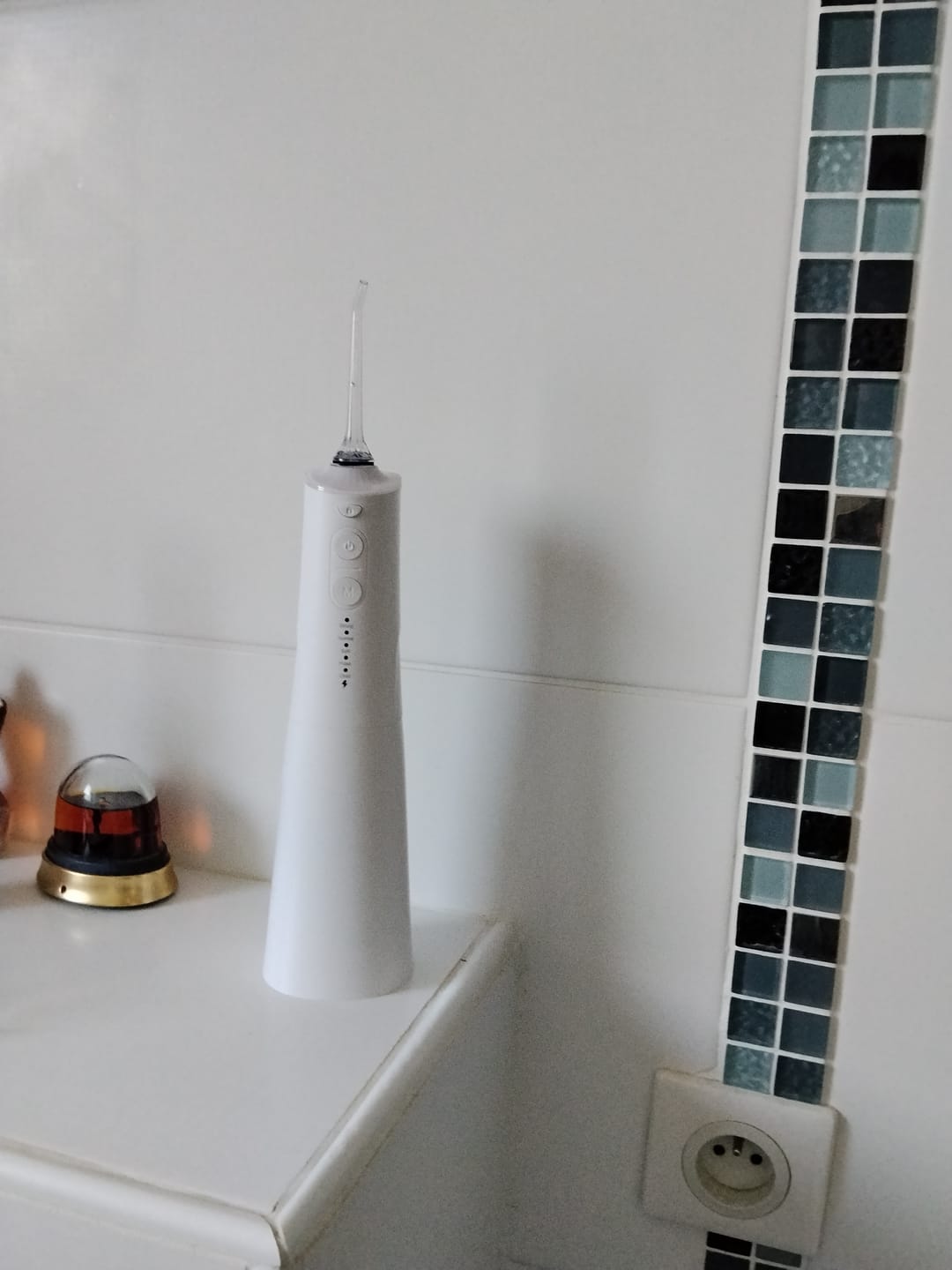 Customer photo review of Hydropulseur sans fil pour un soin dentaire & buccal optimal / 5 modes & 4 embouts / Réservoir de 300 ml / Étanchéité IPX7 / Jet dentaire pour gencives