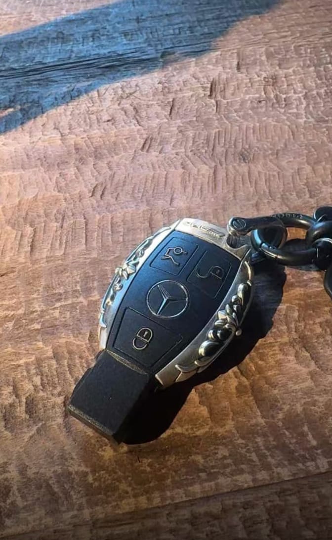 Customer photo review of Mercedes-Benz Classic Handcrafted Silver Key Case