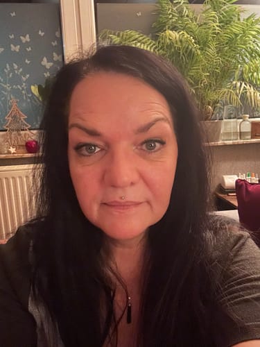 Rezensentin mit langem, glänzendem Haar, das nach der Anwendung der Camilla-Calma Haarseife gesund aussieht.