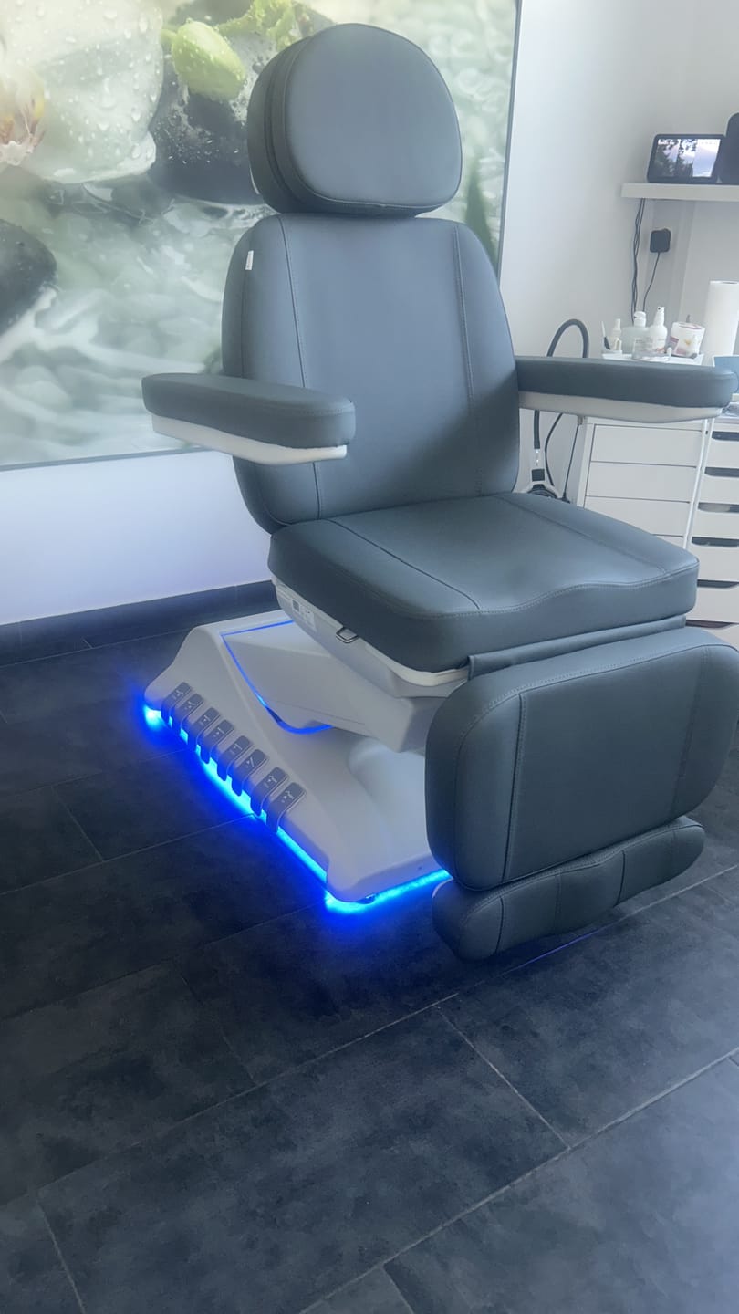 Customer photo review of Kosmetikliege Elektrisch | Luxoria PRO 5 | Kosmetiksessel mit elektrischer Verstellung | Grau | 3 Jahre Garantie
