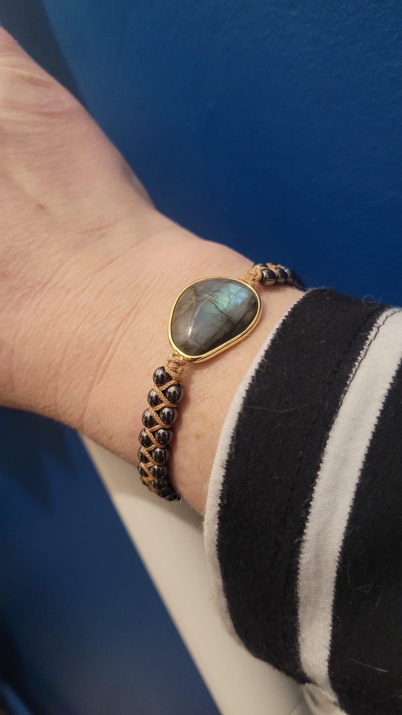Customer photo review of Bracelet "Oeil Céleste" en Labradorite & Hématite