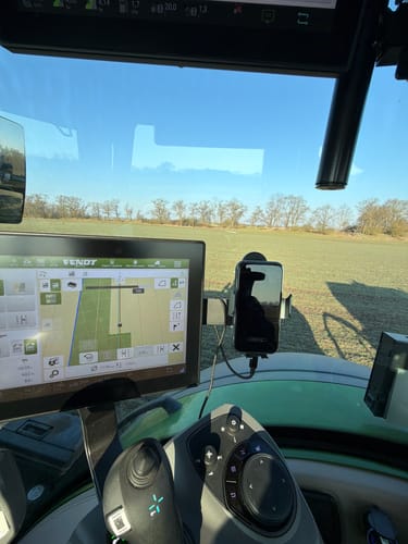 Customer photo review of Gadgetme Handyhalterung mit Wireless Ladefunktion passend für Fendt 15W Fast Wireless