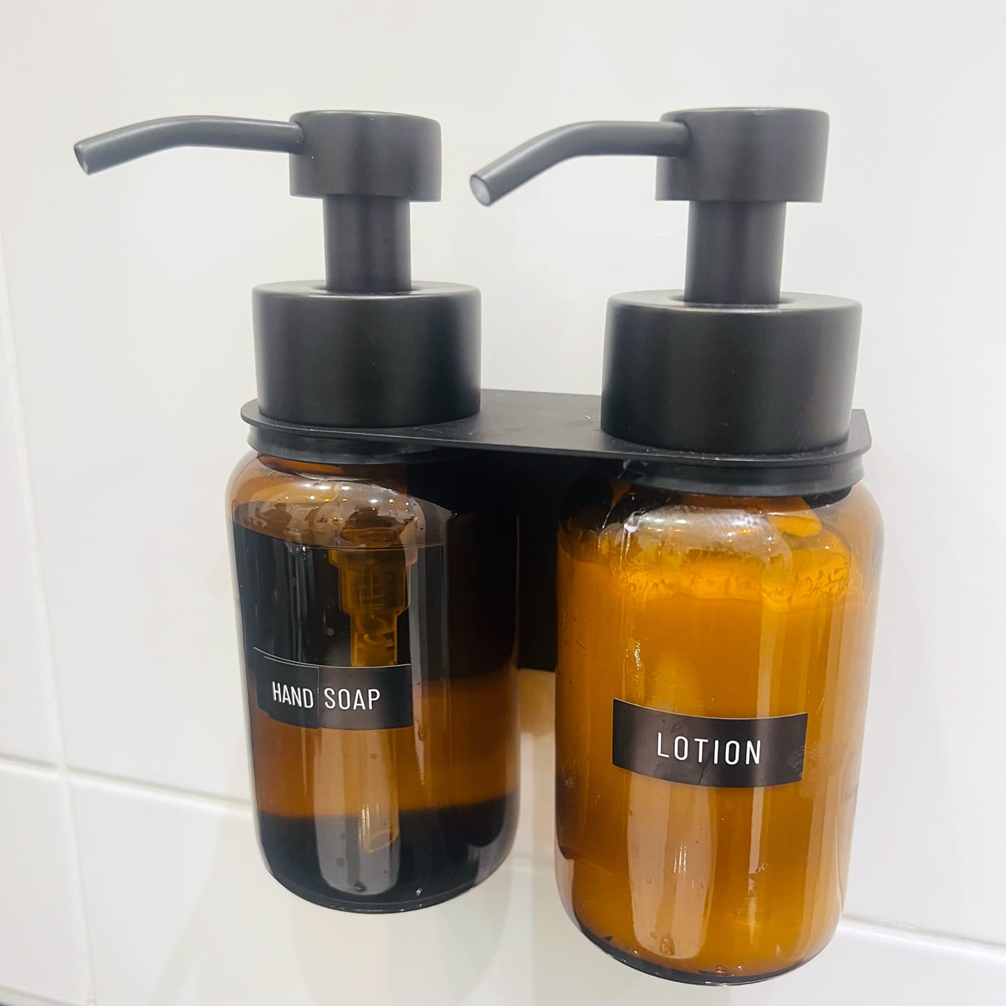 Customer photo review of Wand-Seifenspender Set: Braunglas & Edelstahl – Stilvolle Ordnung ohne Bohren