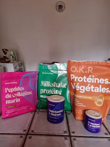 Photo d'un client montrant les Peptides de Collagène Marin en sachet rose avec d'autres produits de la même marque.