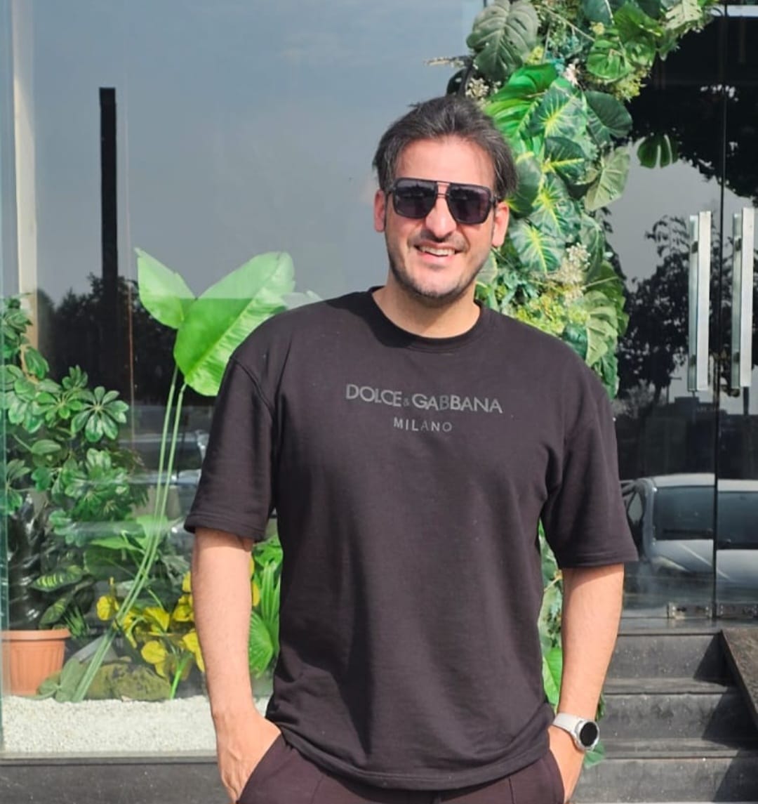 Customer photo review of D&G Milano Oversized T-Shirt (Black)