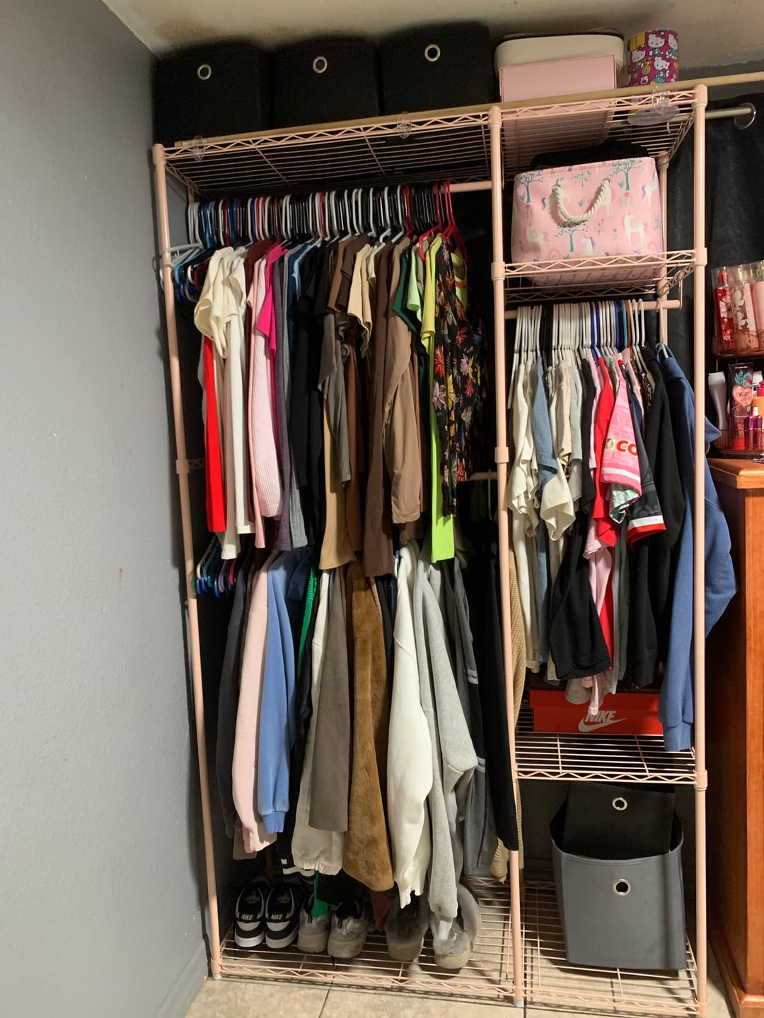 Customer photo review of Raybee Heavy Duty Portable Clothes Rack With Wheels,Clothing Rack For Hanging,Garment Rack For Bedroom