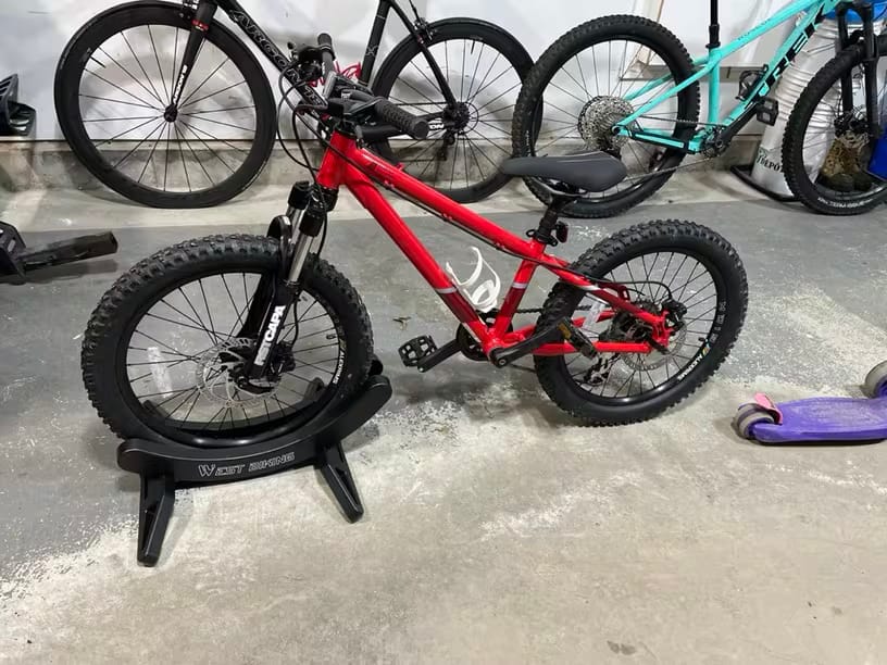 Customer photo review of Verstellbarer, tragbarer Fahrradständer & Aufbewahrungsständer