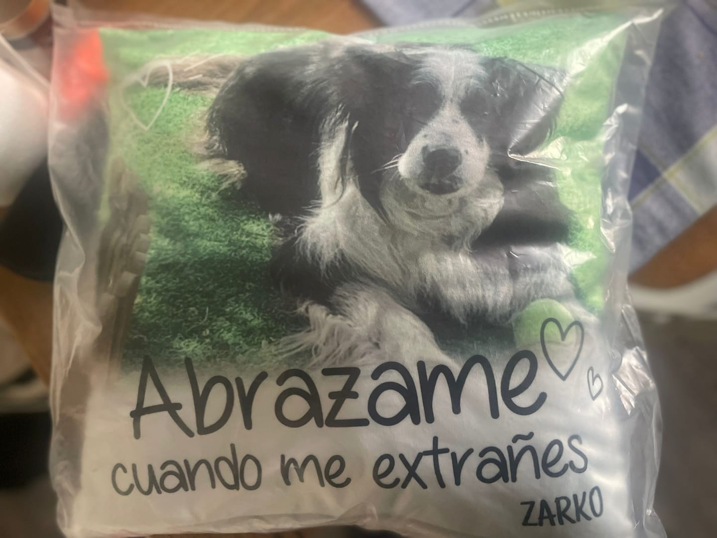 Customer photo review of Abrazame cuando me extrañes - Cojín personalizado