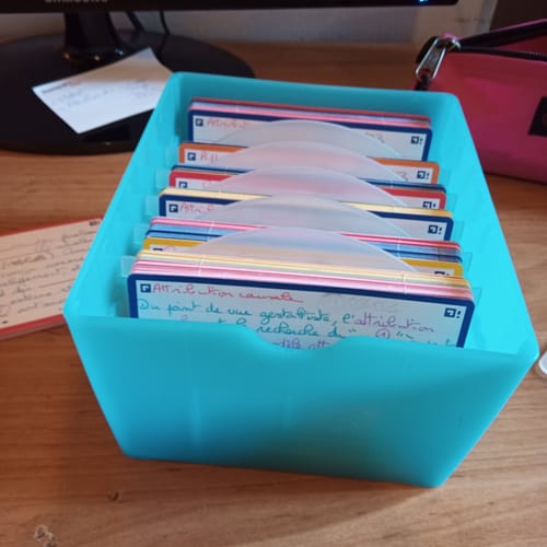 Fiches de révision FLASH 2.0 d'un client, manuscrites et bien organisées dans une boîte turquoise.
