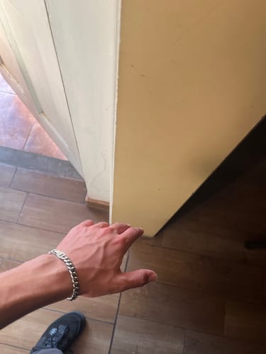 Un cliente muestra su Pulsera Cuban de 8mm en la muñeca, vista de cerca.