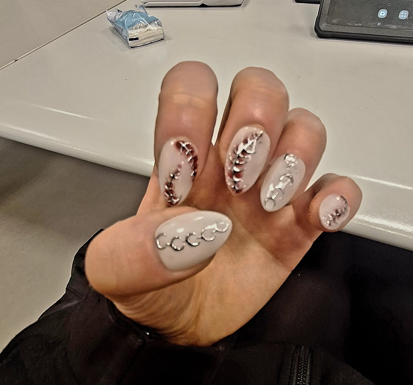 Customer photo review of White Red Gradient Press-On Nails, Chrome Centipede Spine Gothic Fake Nails