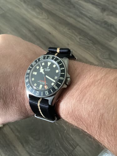 Close-up of a reviewer wearing the AlphaShark - Black & Tan strap on their watch.