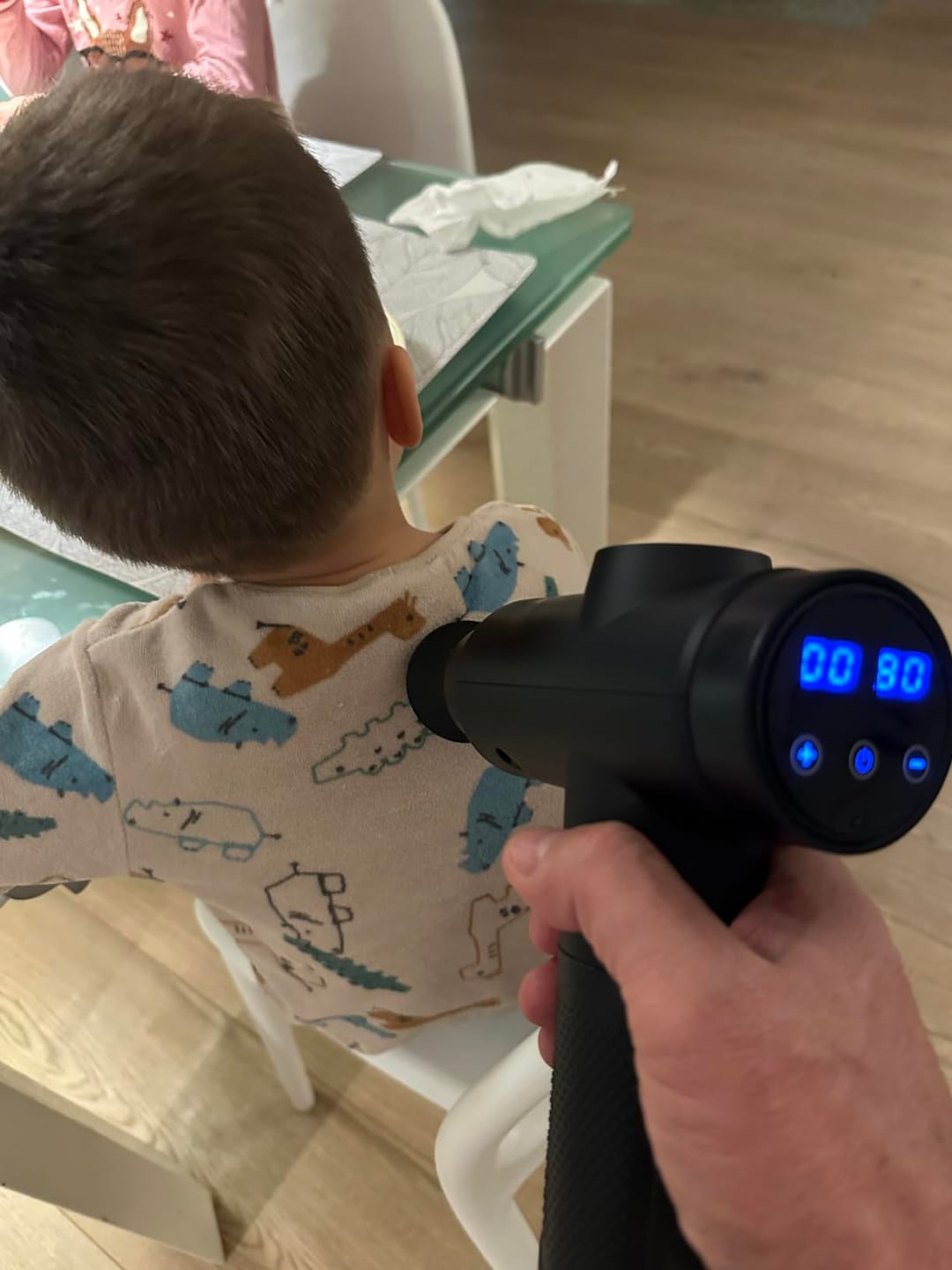 Customer photo review of Massagepistole mit 30 Geschwindigkeiten / Massage Gun für tiefe Muskelmassage mit bis zu 3600 Impulsen/min / 10 Aufsätze für Nacken, Rücken & Körper / Mit LCD-Touchscreen